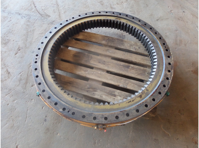Смазка поворотного круга. Смазка поворотного круга. Распределитель поворотного круга автогрейдера. Смазка поворотного круга. Поворотная шестерня экскаватора комацу.